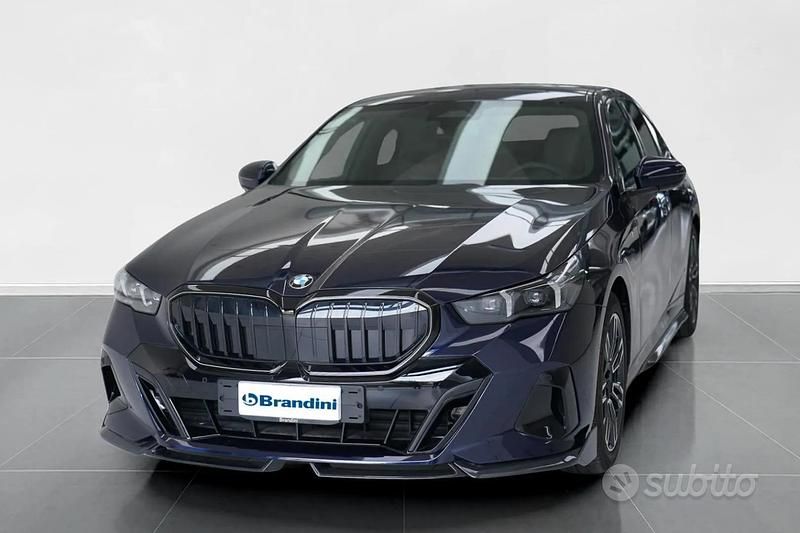Blu Nuova 2025 BMW 520 M Sport Tre volumi | 63.000 € (Ottimo prezzo) - Immagine 1/4