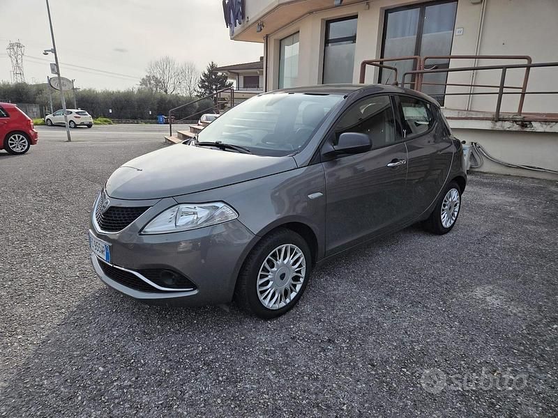 Usata Lancia Ypsilon 69 CV (50 kW) 2016 Grigio Utilitaria