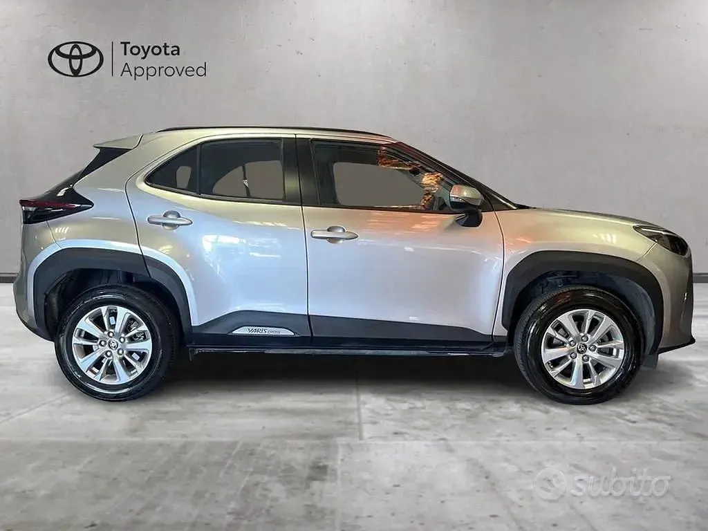 Usata Toyota Yaris Cross Active 116 CV (85 kW) 2023 Argento SUV