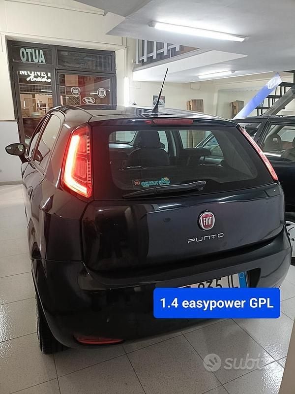 Usata Fiat Punto Young 78 CV (57 kW) 2015 Blu Utilitaria