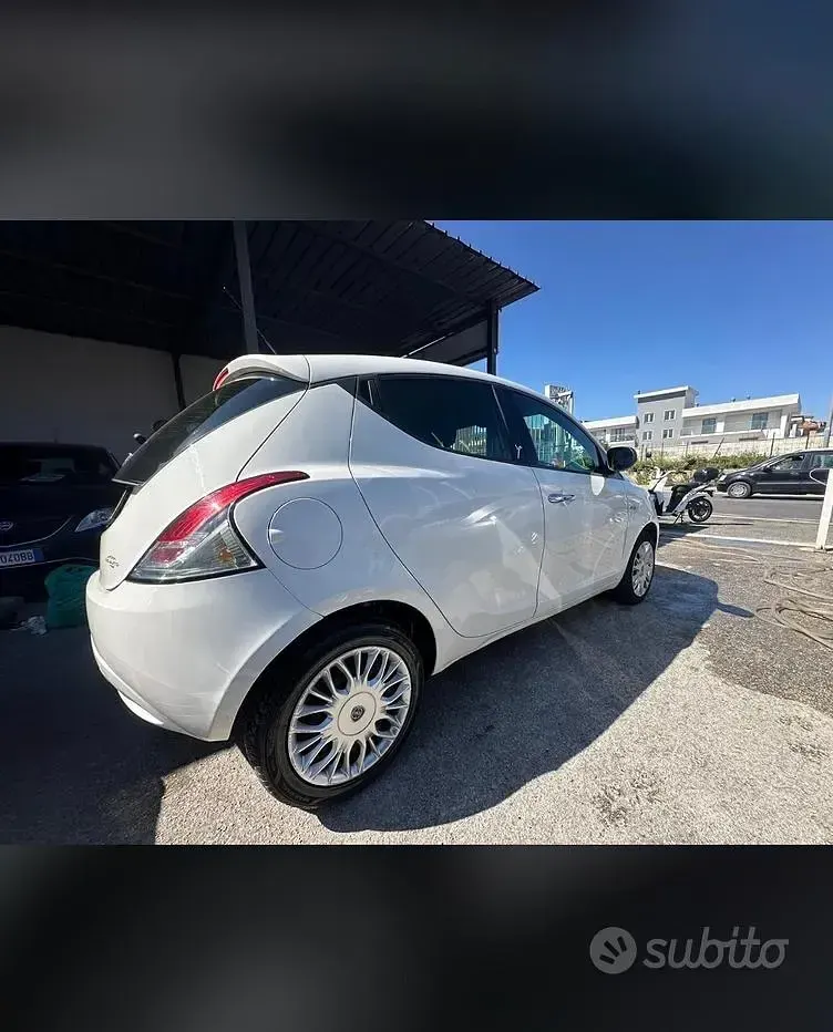 Usata Lancia Ypsilon Gold 95 CV (69 kW) 2016 Bianco Utilitaria