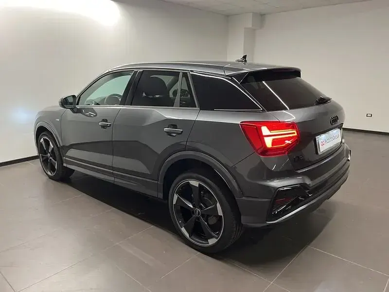 Neu Audi Q2 Ambiente 116 PS (85 kW) 2025 Grau SUV