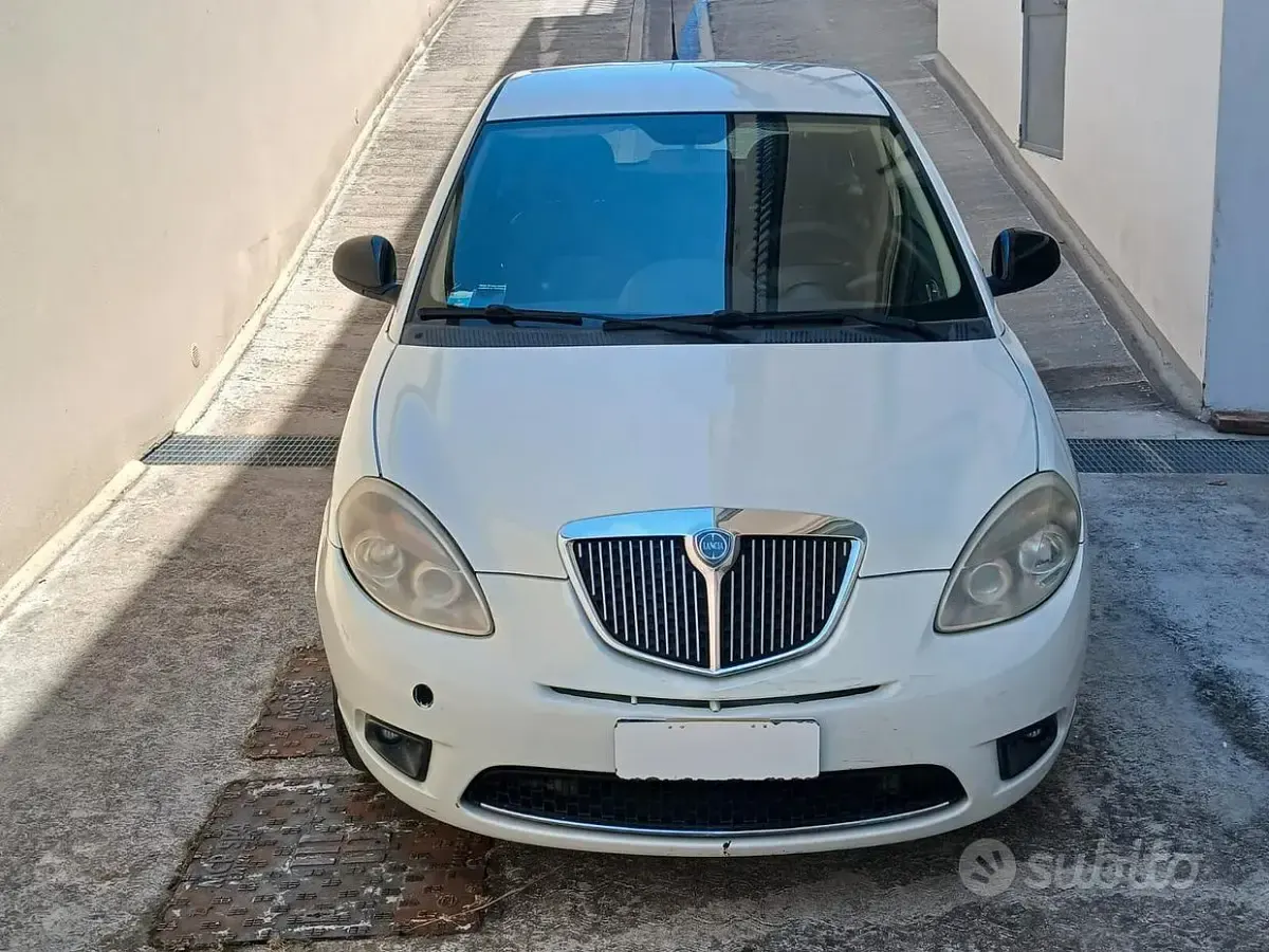 Usata Lancia Ypsilon 69 CV (50 kW) 2011 Beige Utilitaria