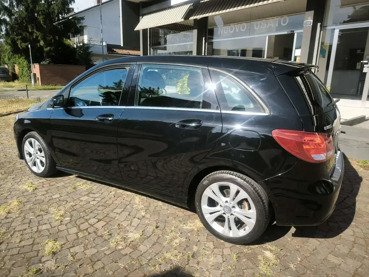 Usata Mercedes B180 122 CV (89 kW) 2016 Nero Utilitaria