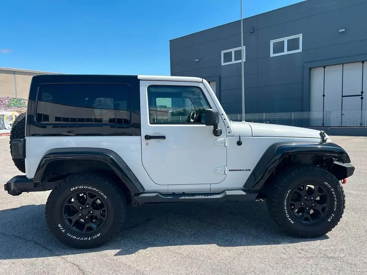 Usata Jeep Wrangler Sahara 200 CV (147 kW) 2014 Pure white pastello SUV