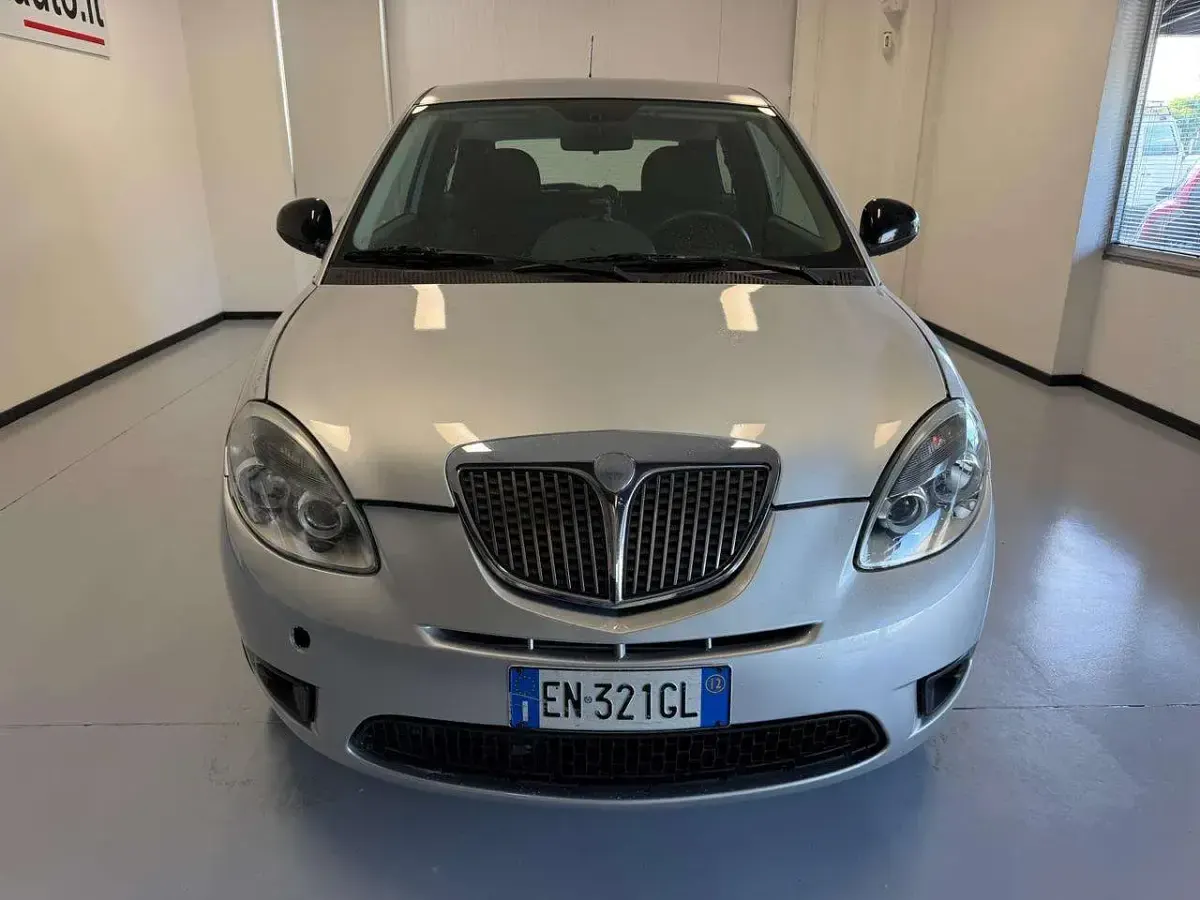 Usata Lancia Ypsilon 75 CV (55 kW) 2012 Argento Utilitaria