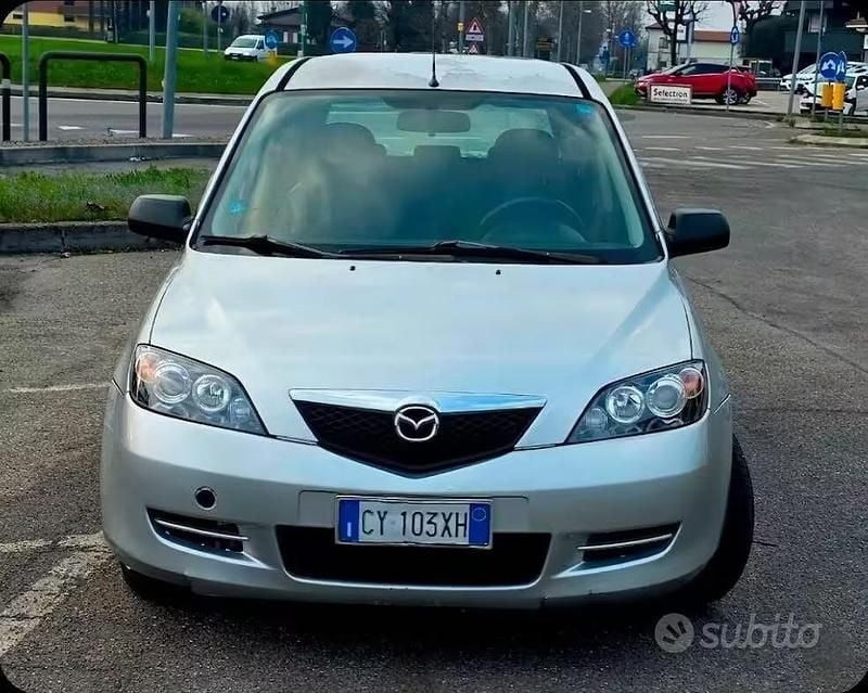 Usata Mazda 2 68 CV (50 kW) 2005 Grigio Utilitaria
