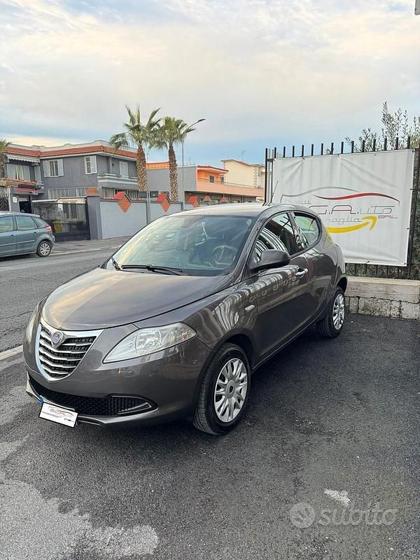 Usata Lancia Ypsilon 85 CV (62 kW) 2014 Grigio Utilitaria