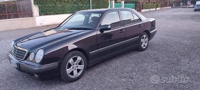 Usata Mercedes E240 136 CV (100 kW) 2002 Nero Berlina