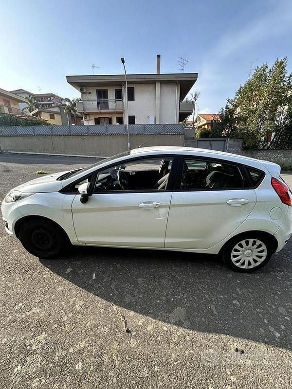 Usata Ford Fiesta 75 CV (55 kW) 2013 Bianco Berlina