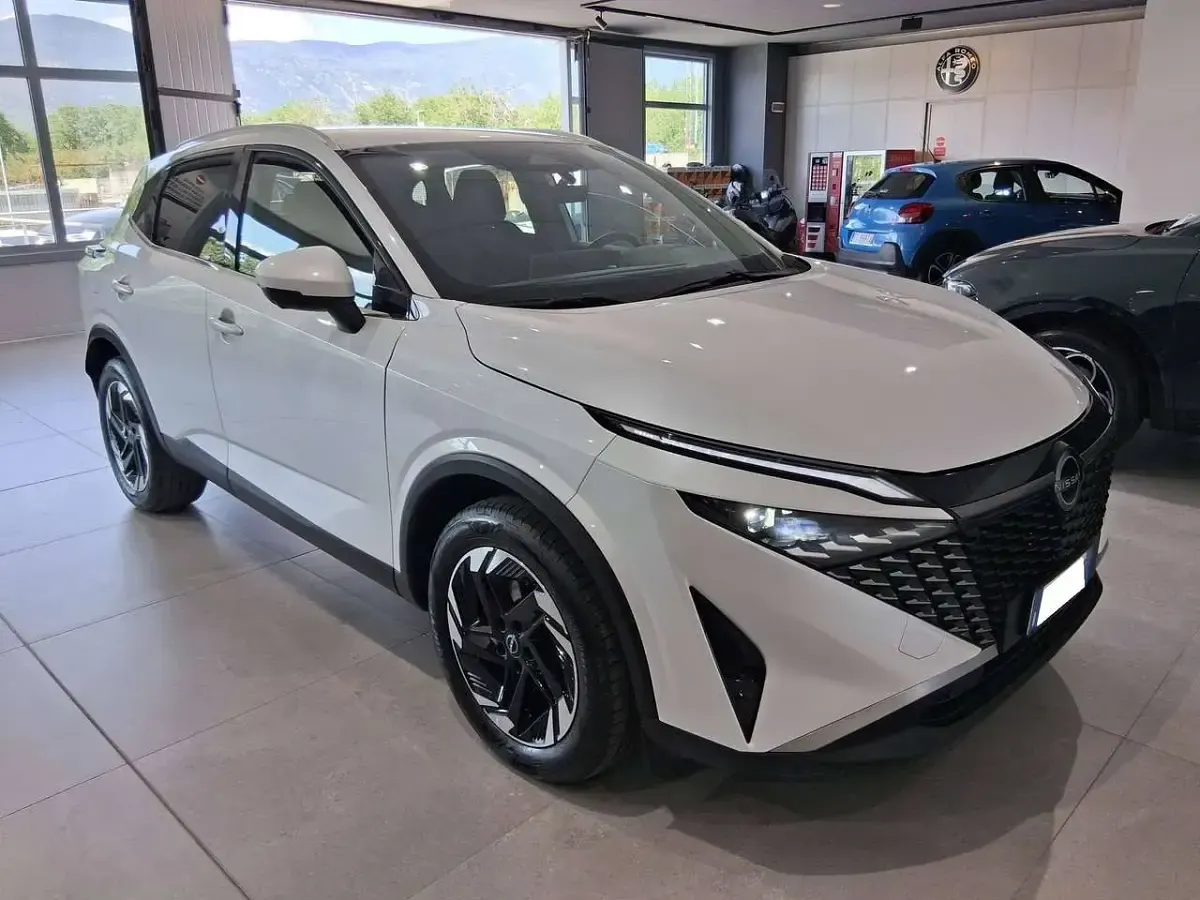 Usata Nissan Qashqai N-Connecta 140 CV (102 kW) 2024 White pearl SUV