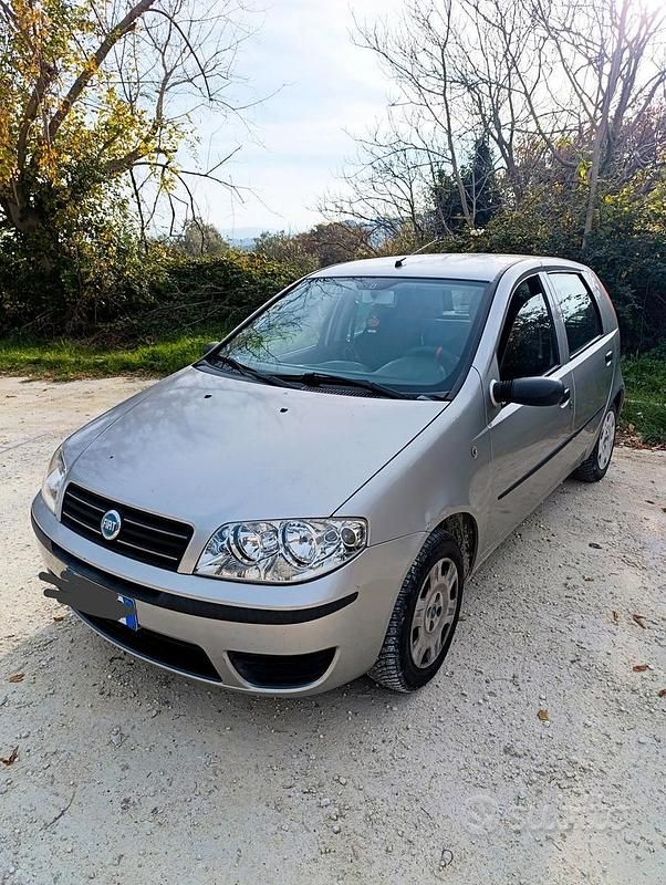 Grigio Usata 2004 Fiat Punto Tre volumi | 2000 € - Immagine 1/4