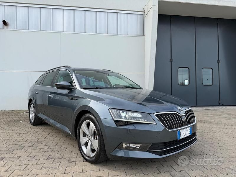 Usata Skoda Superb Style 150 CV (110 kW) 2017 Grigio Station wagon