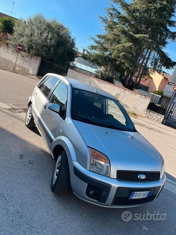 Grigio Usata 2009 Ford Fusion Tre volumi | 1999 € - Immagine 1/4