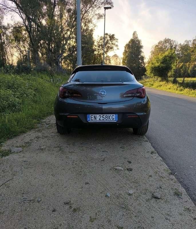 Usata Opel Astra GTC Cosmo 131 CV (96 kW) 2012 Berlina
