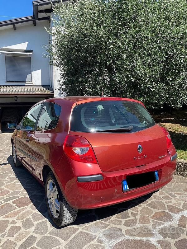 Rosso Usata 2005 Renault Clio II Utilitaria | 1500 € (Buon prezzo) - Immagine 1/4