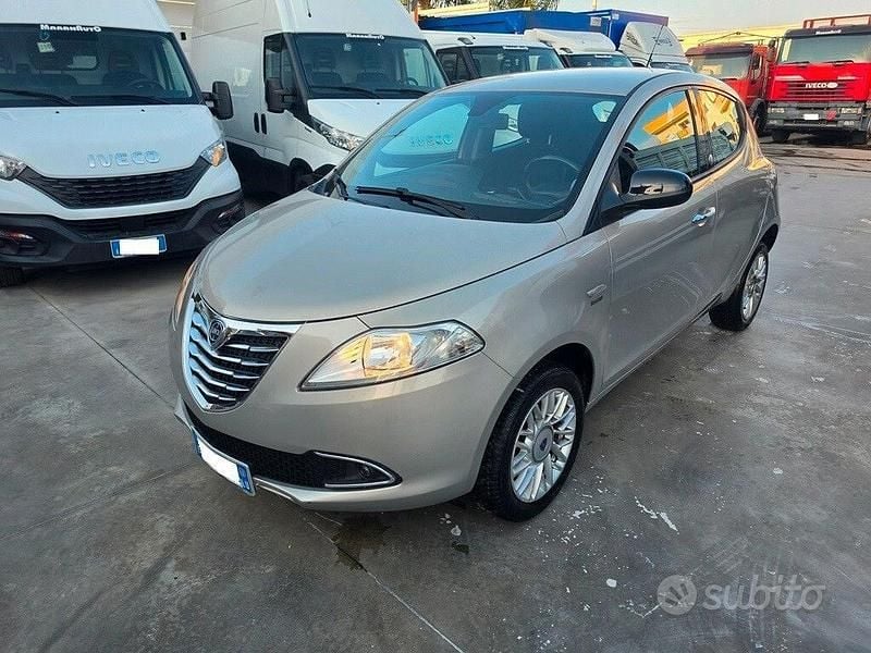 Usata Lancia Ypsilon 80 CV (58 kW) 2013 Marrone Utilitaria