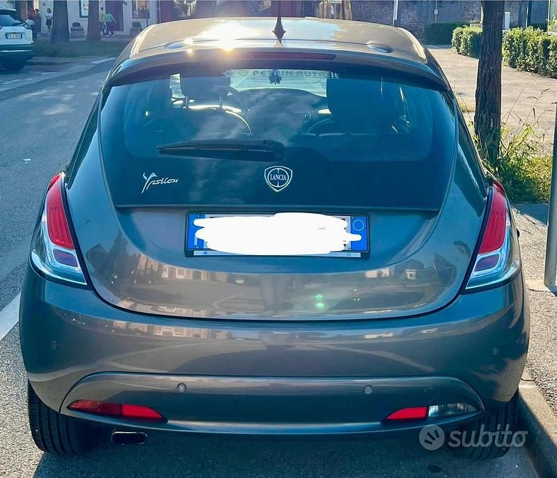 Usata Lancia Ypsilon 67 CV (49 kW) 2015 Grigio Utilitaria