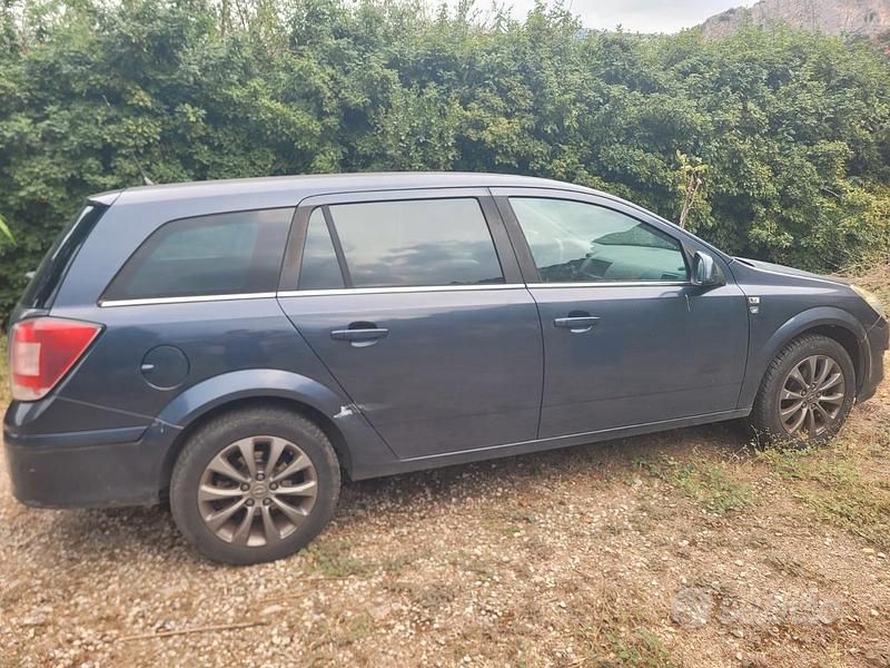 Usata Opel Astra 68 CV (50 kW) 2011 Blu Station wagon