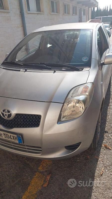 Usata Toyota Yaris 65 CV (47 kW) 2010 Grigio Utilitaria