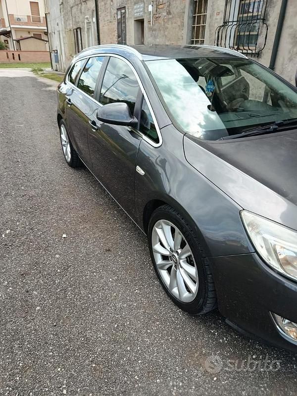 Usata Opel Astra 131 CV (96 kW) 2010 Grigio Station wagon