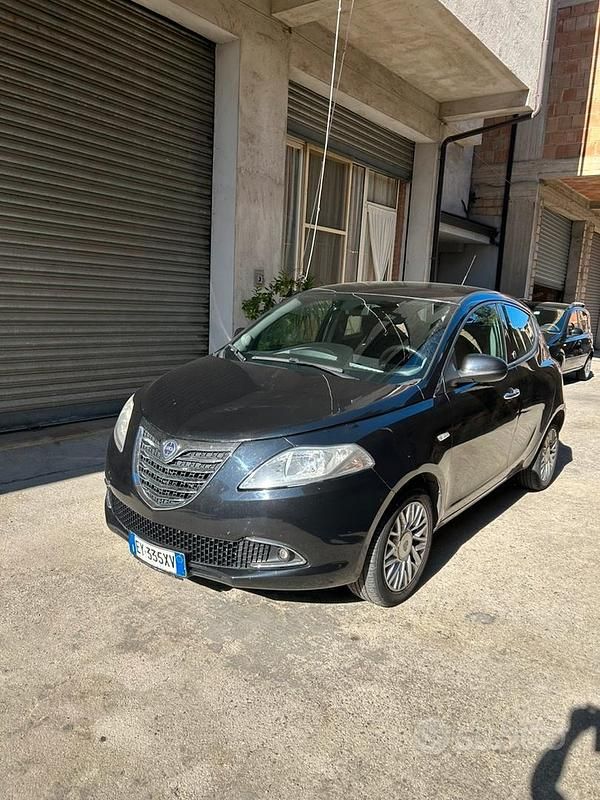 Usata Lancia Ypsilon 69 CV (50 kW) 2015 Blu Utilitaria
