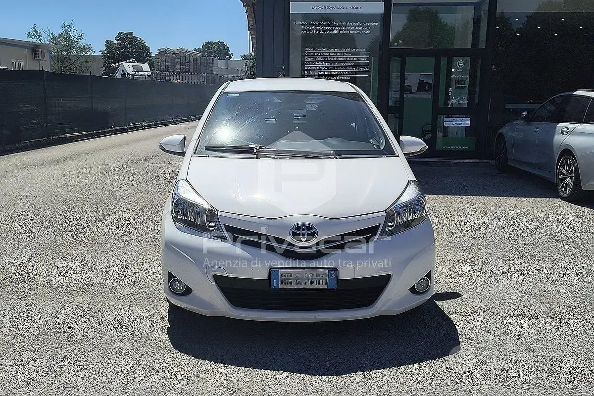 Usata Toyota Yaris Lounge 90 CV (66 kW) 2014 Bianco Utilitaria