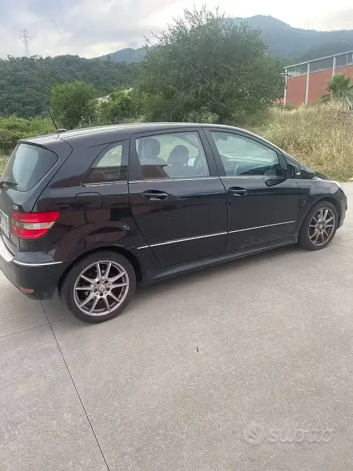 Usata Mercedes B200 140 CV (102 kW) 2010 Nero Monovolume