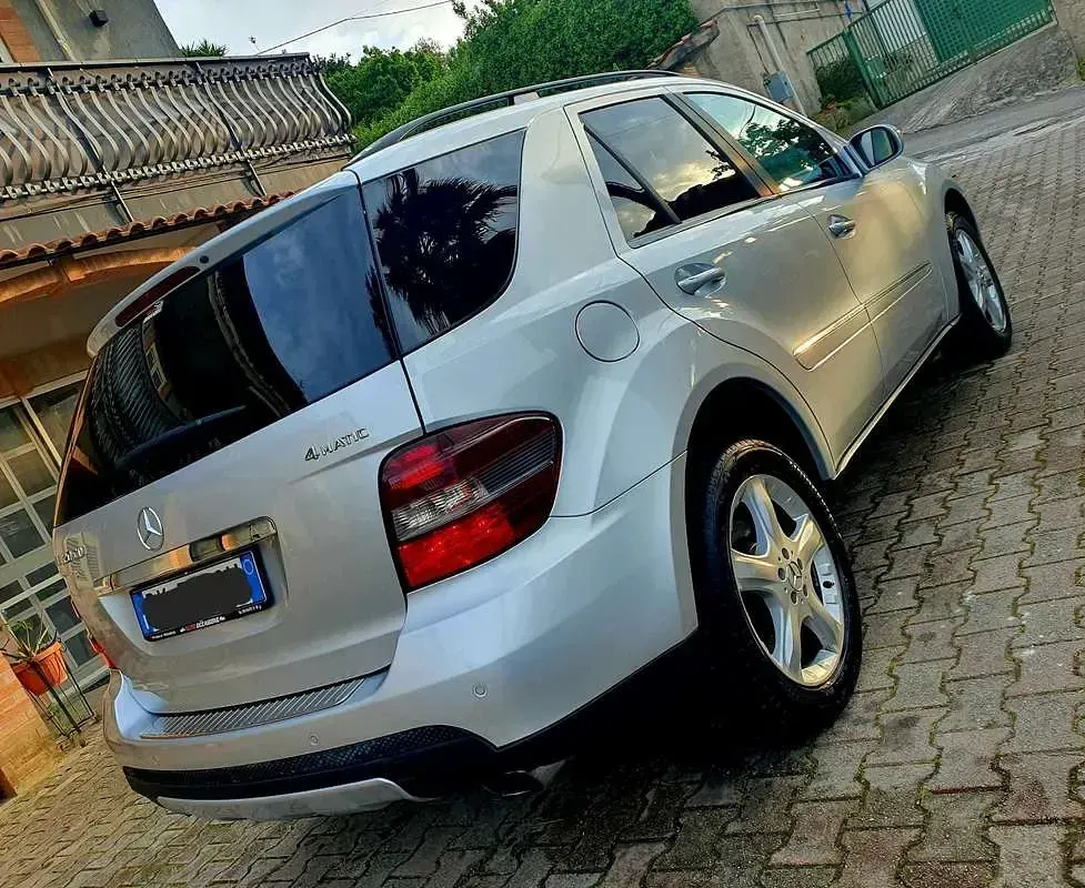 Usata Mercedes ML320 224 CV (164 kW) 2007 Grigio SUV