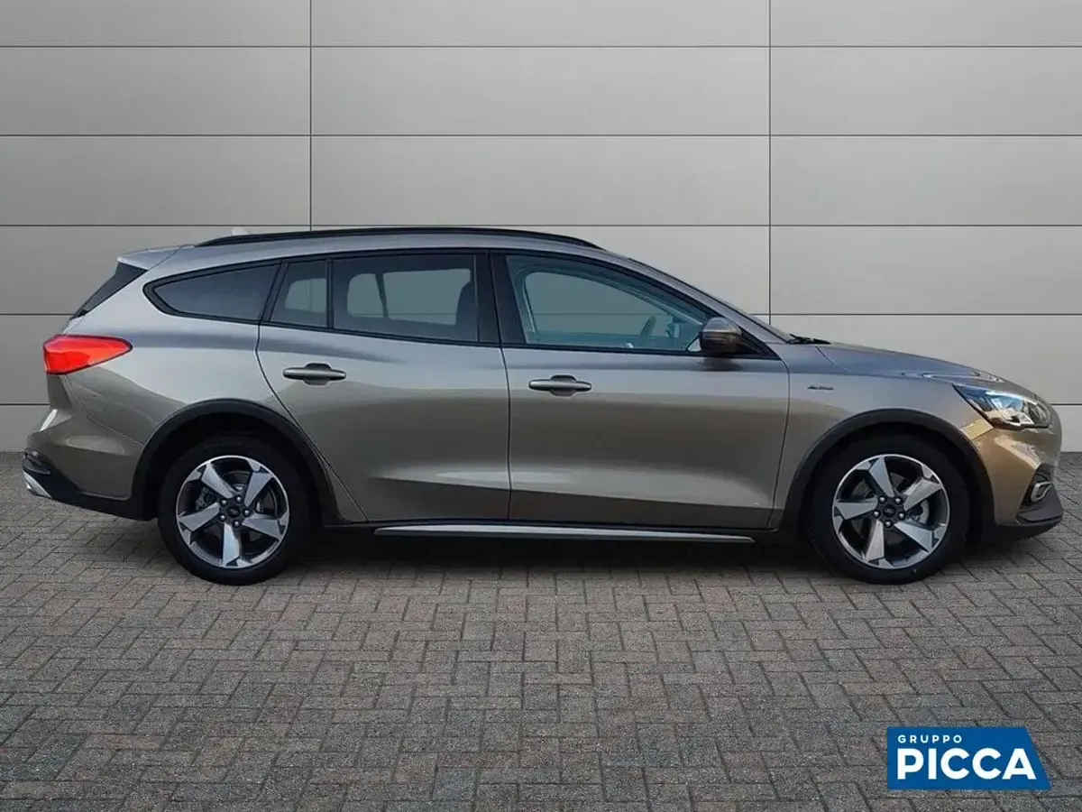 Usata Ford Focus 120 CV (88 kW) 2019 Grigio Station wagon