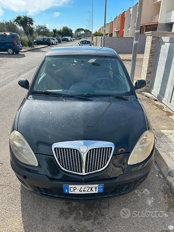 Usata Lancia Ypsilon 80 CV (58 kW) 2004 Nero Utilitaria