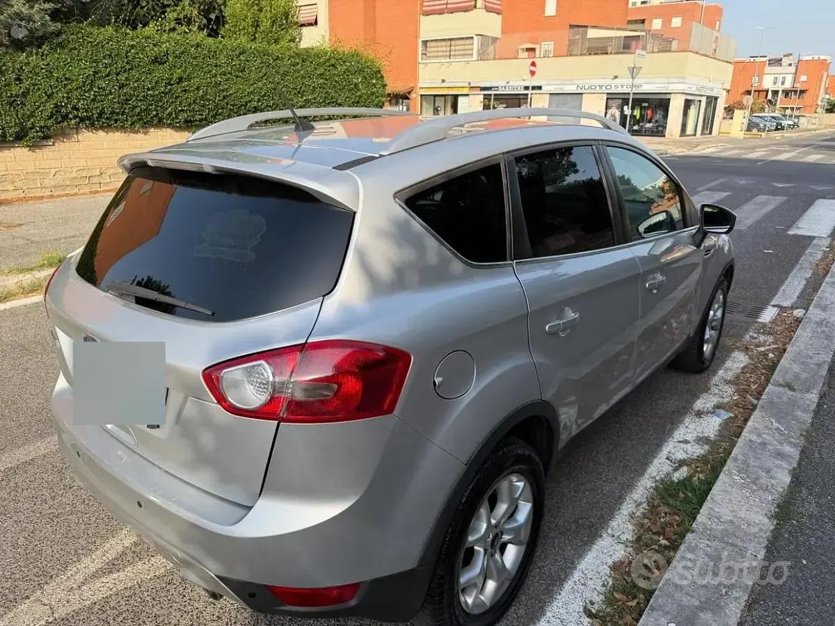 Usata Ford Kuga 140 CV (102 kW) 2012 Grigio SUV