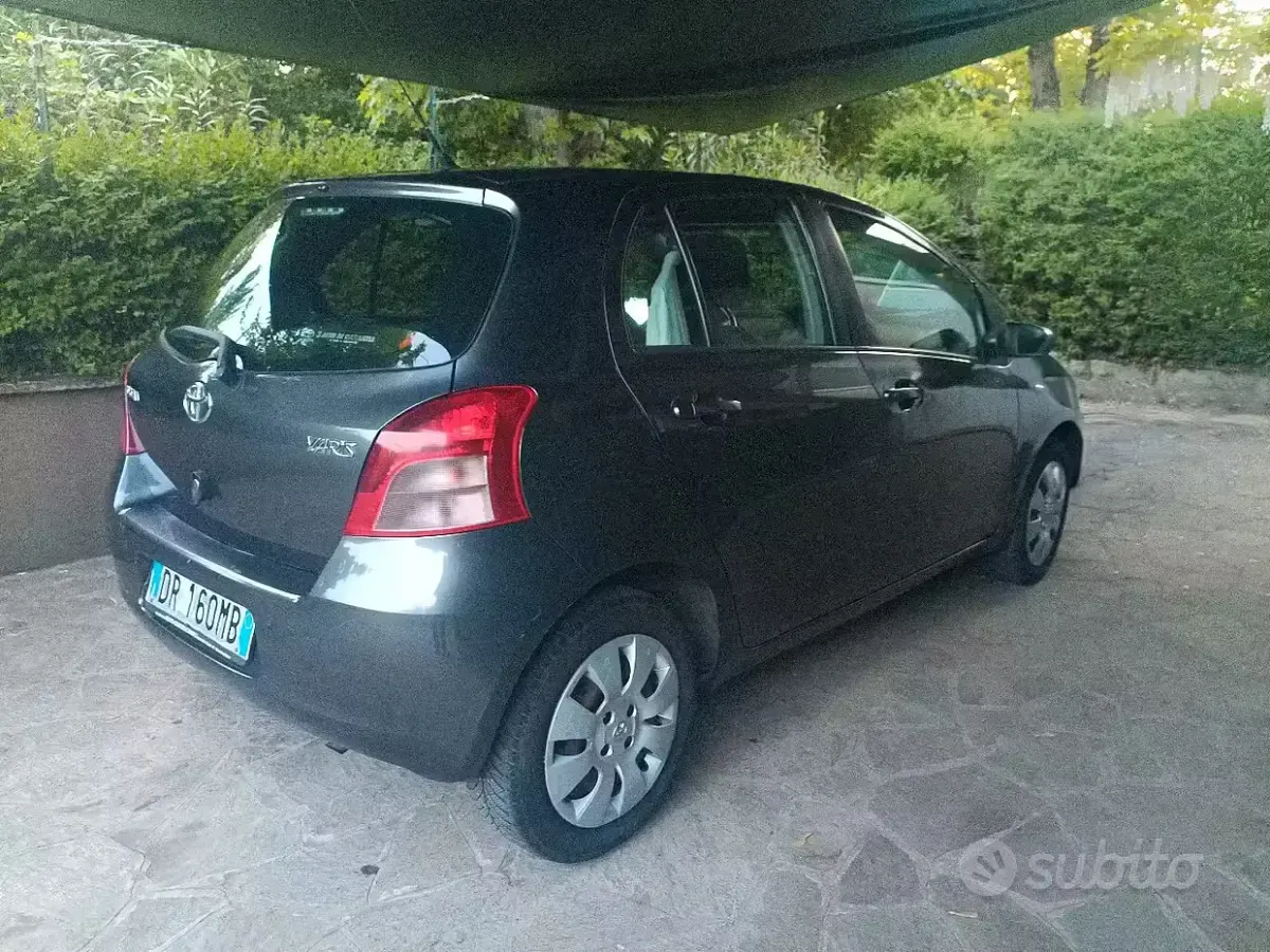 Usata Toyota Yaris 69 CV (50 kW) 2008 Grigio Utilitaria