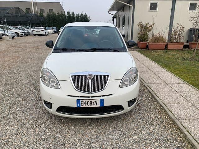 Usata Lancia Ypsilon 75 CV (55 kW) 2012 Bianco Utilitaria
