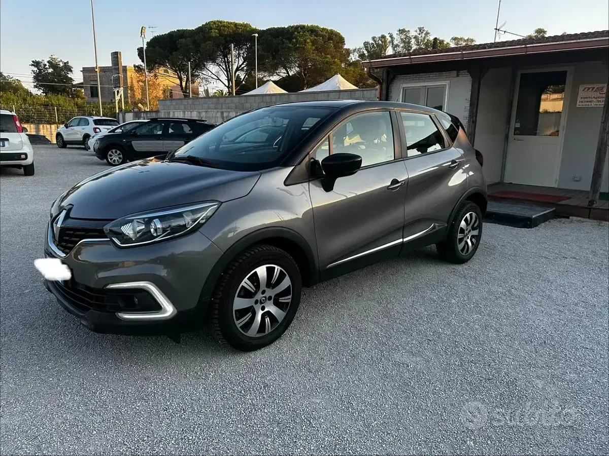 Usata Renault Captur Life 90 CV (66 kW) 2017 Grigio SUV