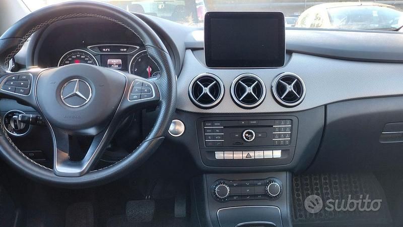 Usata Mercedes B180 110 CV (80 kW) 2018 Grigio Monovolume