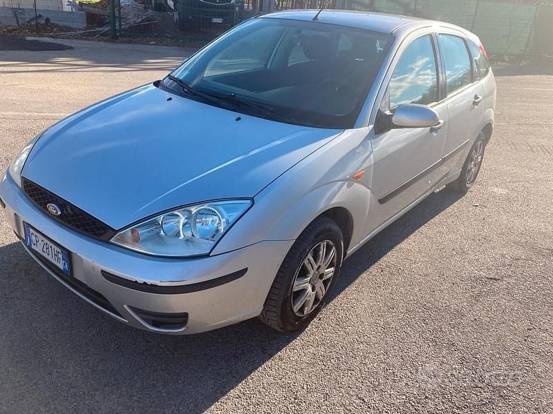 Grigio Usata 2004 Ford Focus Tre volumi | 1300 € (Buon prezzo) - Immagine 1/4