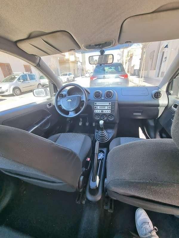 Usata Ford Fiesta Ambiente 75 CV (55 kW) 2004 Utilitaria