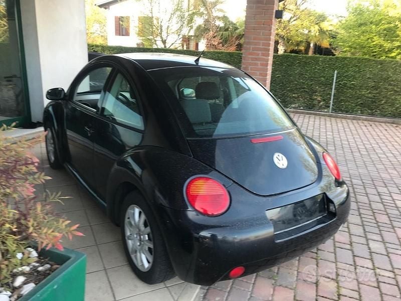 Usata VW New Beetle 87 CV (63 kW) 2005 Nero Utilitaria