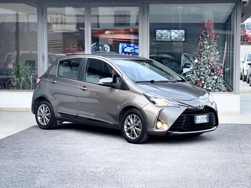 Usata Toyota Yaris Hybrid 73 CV (53 kW) 2017 Marrone Berlina