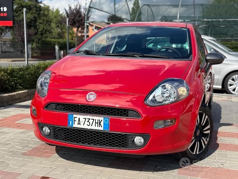 Usata Fiat Punto Young 69 CV (50 kW) 2015 Rosso Berlina