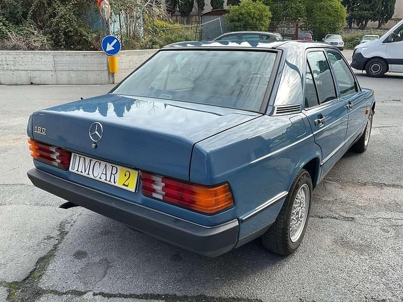 Usata Mercedes 190 94 CV (69 kW) 1983 Blu/azzurro Berlina