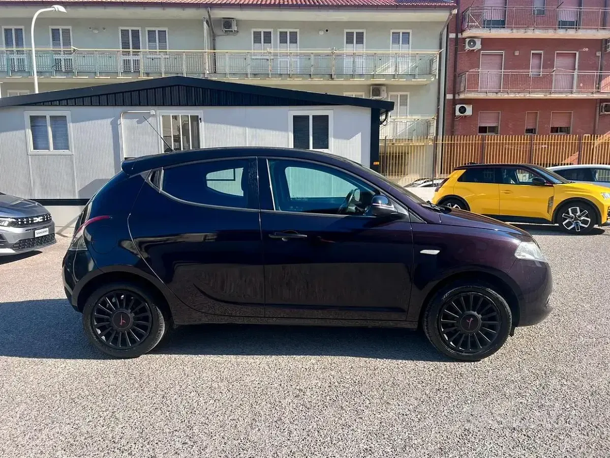 Usata Lancia Ypsilon 69 CV (50 kW) 2013 Viola Utilitaria