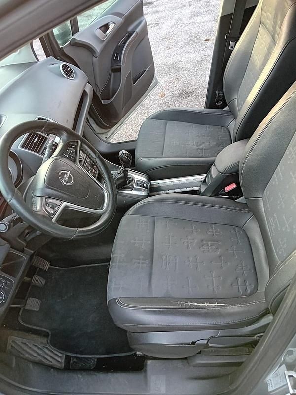 Usata Opel Meriva Cosmo 100 CV (73 kW) 2012 Argento Monovolume