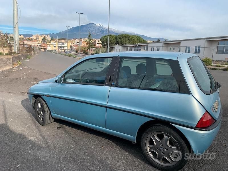 Usata Lancia 2000 60 CV (44 kW) 2000 Blu Berlina
