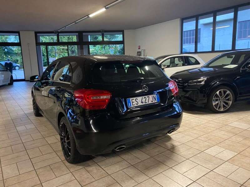 Usata Mercedes A180 109 CV (80 kW) 2013 Nero pastello Utilitaria
