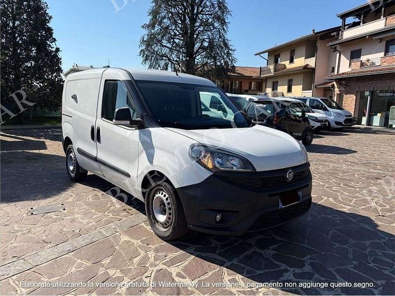 Usata Fiat Doblò Lounge 105 CV (77 kW) 2022 Bianco Monovolume