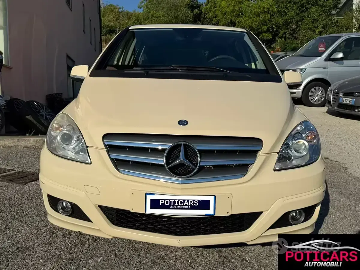Usata Mercedes B180 109 CV (80 kW) 2011 Beige Utilitaria