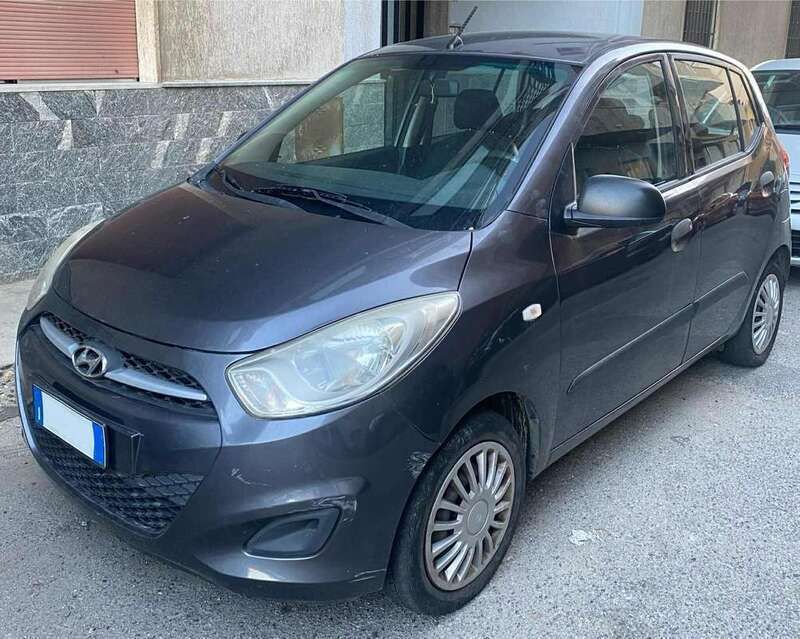 Grigio Usata 2011 Hyundai i10 Classic Due volumi | 2200 € (Super prezzo) - Immagine 1/2