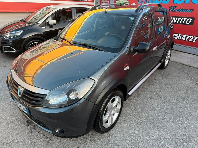 Usata Dacia Sandero Stepway 70 CV (51 kW) 2011 Grigio Berlina